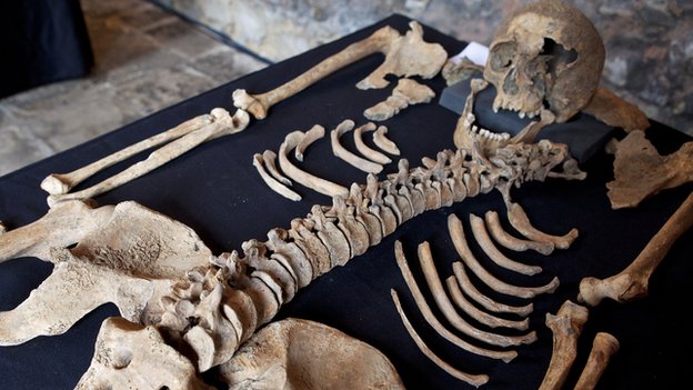 Black Death skeletons unearthed by Crossrail&nbsp;project